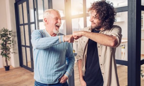 pai-e-filho-brincam-um-com-o-outro-em-casa_207634-115